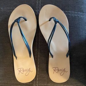 Roxy black strapped flip flops NWOT, Size US8